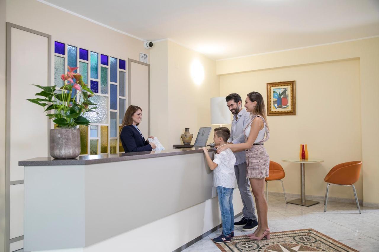 Lu' Hotel Maladroxia SantʼAntìoco Екстериор снимка