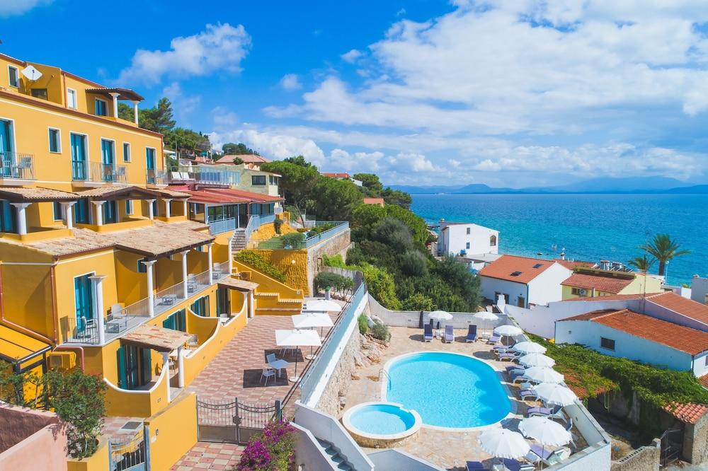 Lu' Hotel Maladroxia SantʼAntìoco Екстериор снимка